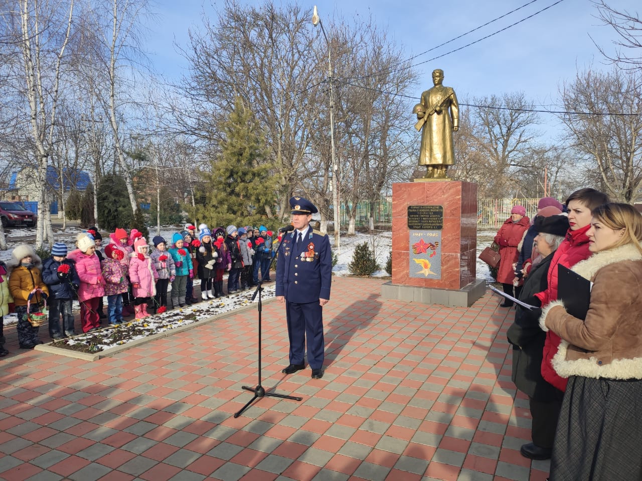 " Мы помним , чтим поклоном низким".