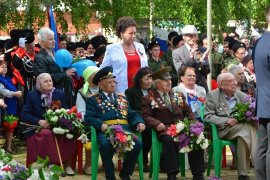 Жители Старомышастовского сельского поселения праздничной колонной прошли по улице Советской от мемориала до центральной площади