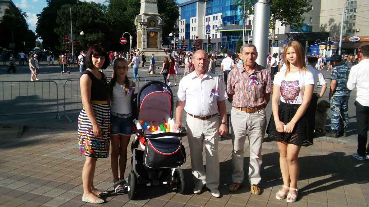 На Театральной площади Краснодара прошло торжественное мероприятие, посвященное Дню России.